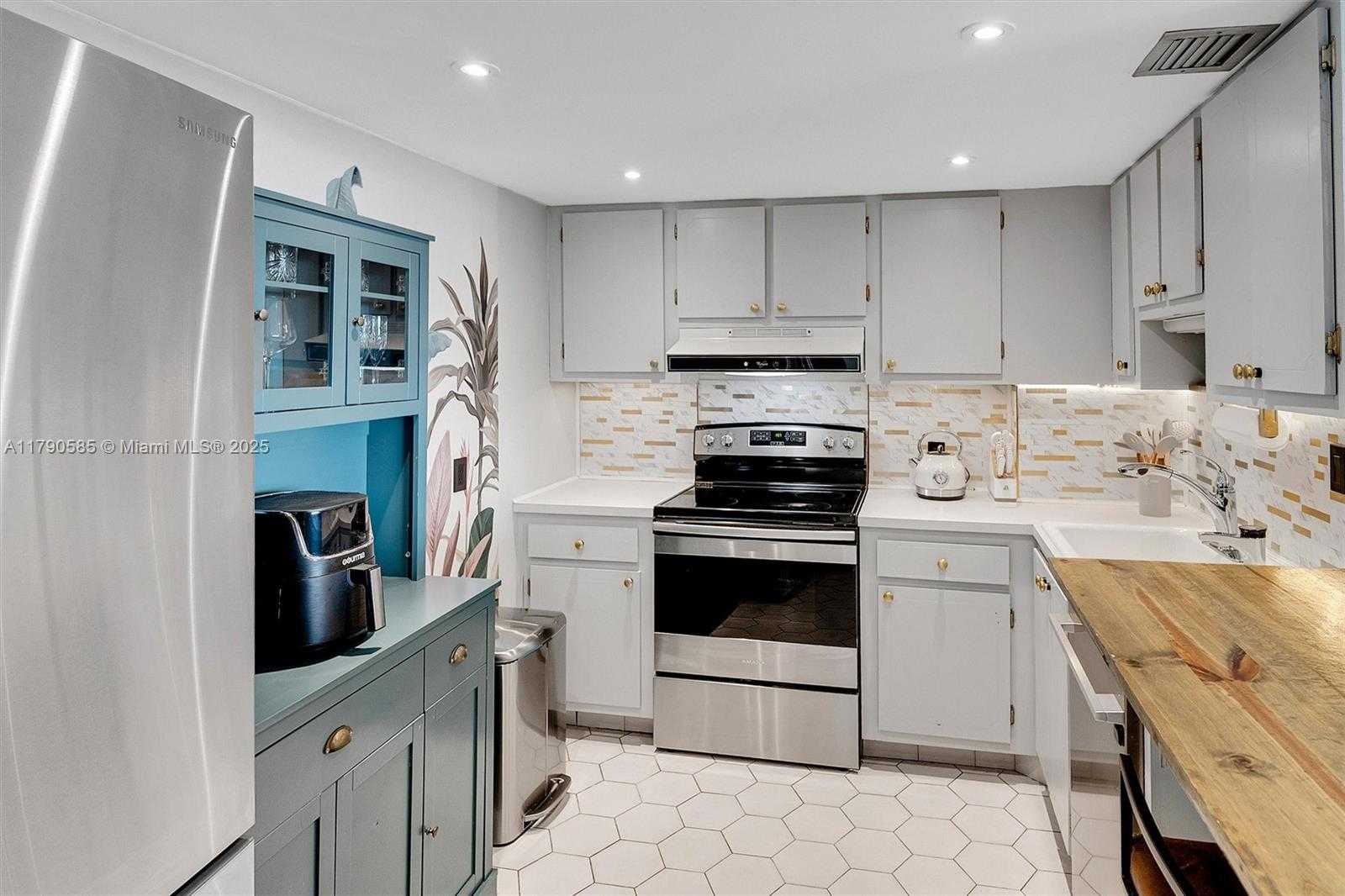 Small Image of 100 BAYVIEW #617, Sunny Isles Beach Number 8