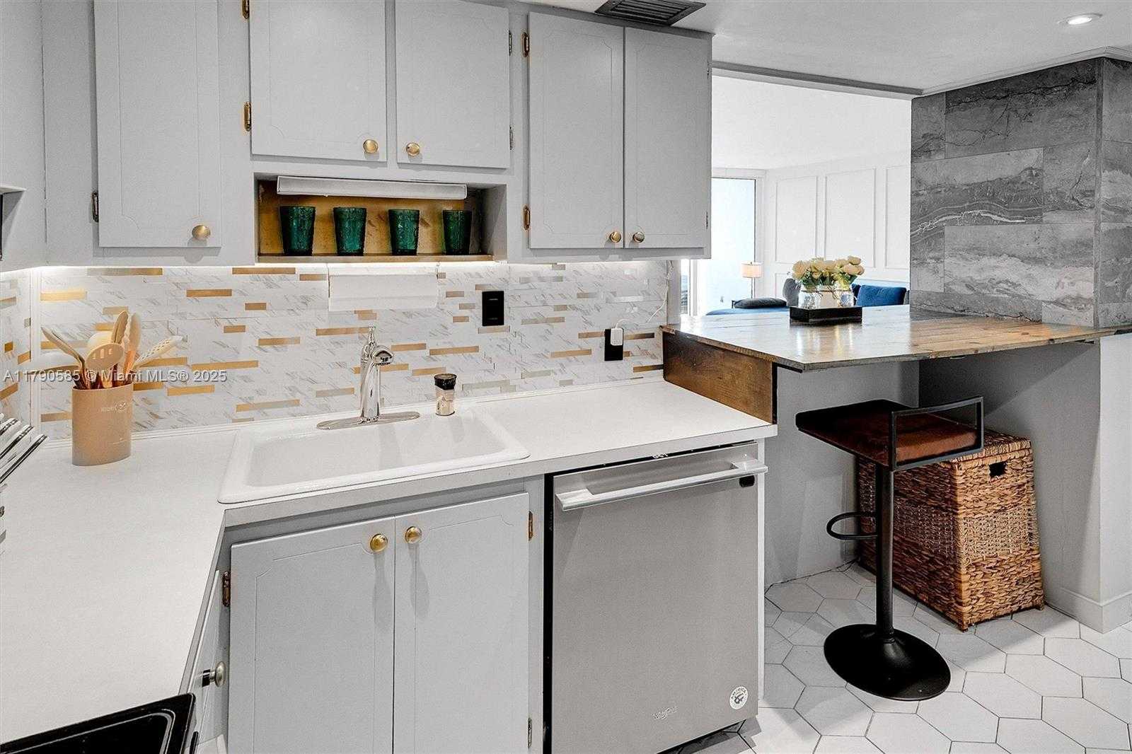 Small Image of 100 BAYVIEW #617, Sunny Isles Beach Number 9