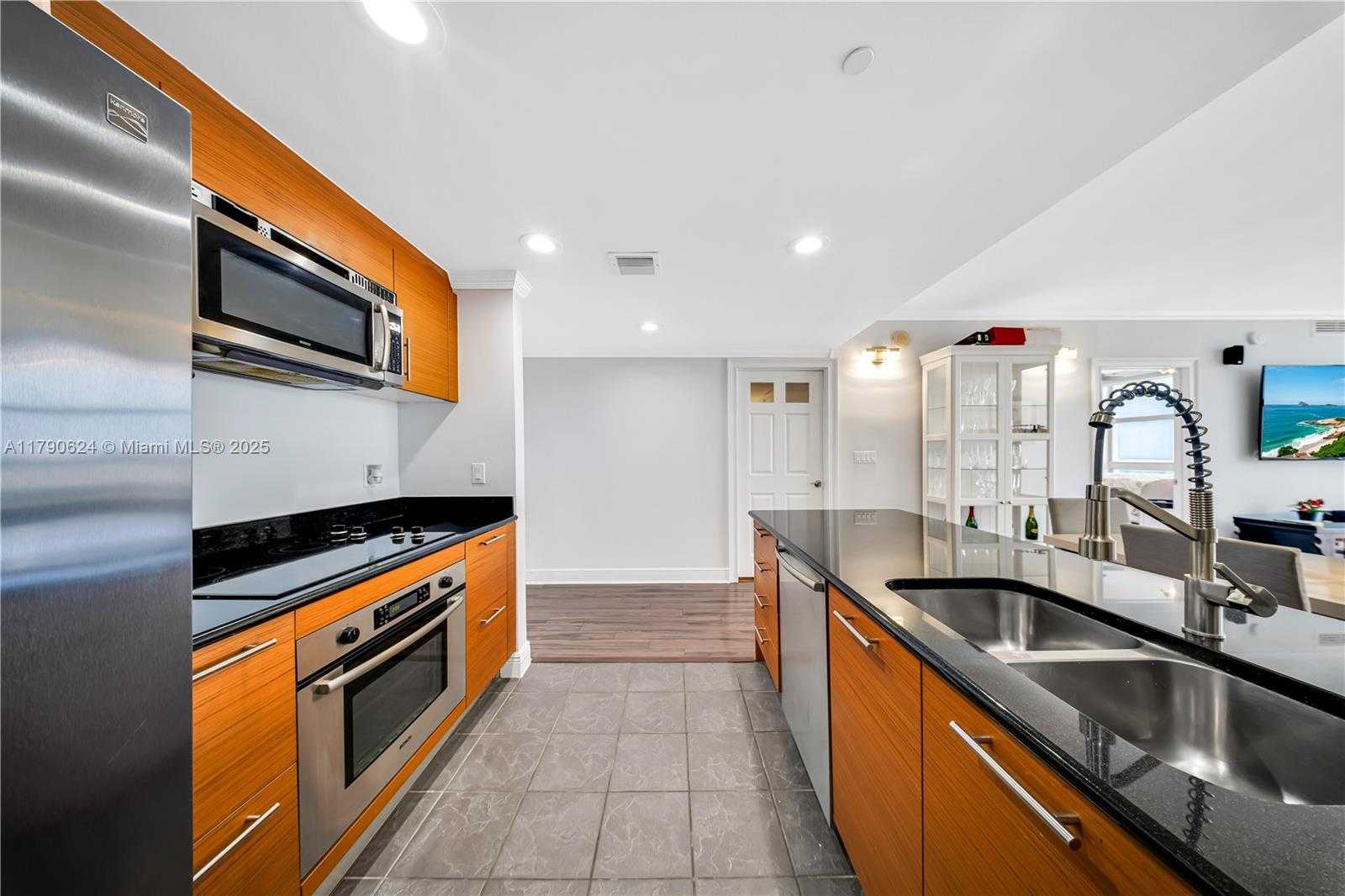 Small Image of 50 BISCAYNE BLVD #4004, Miami Number 7