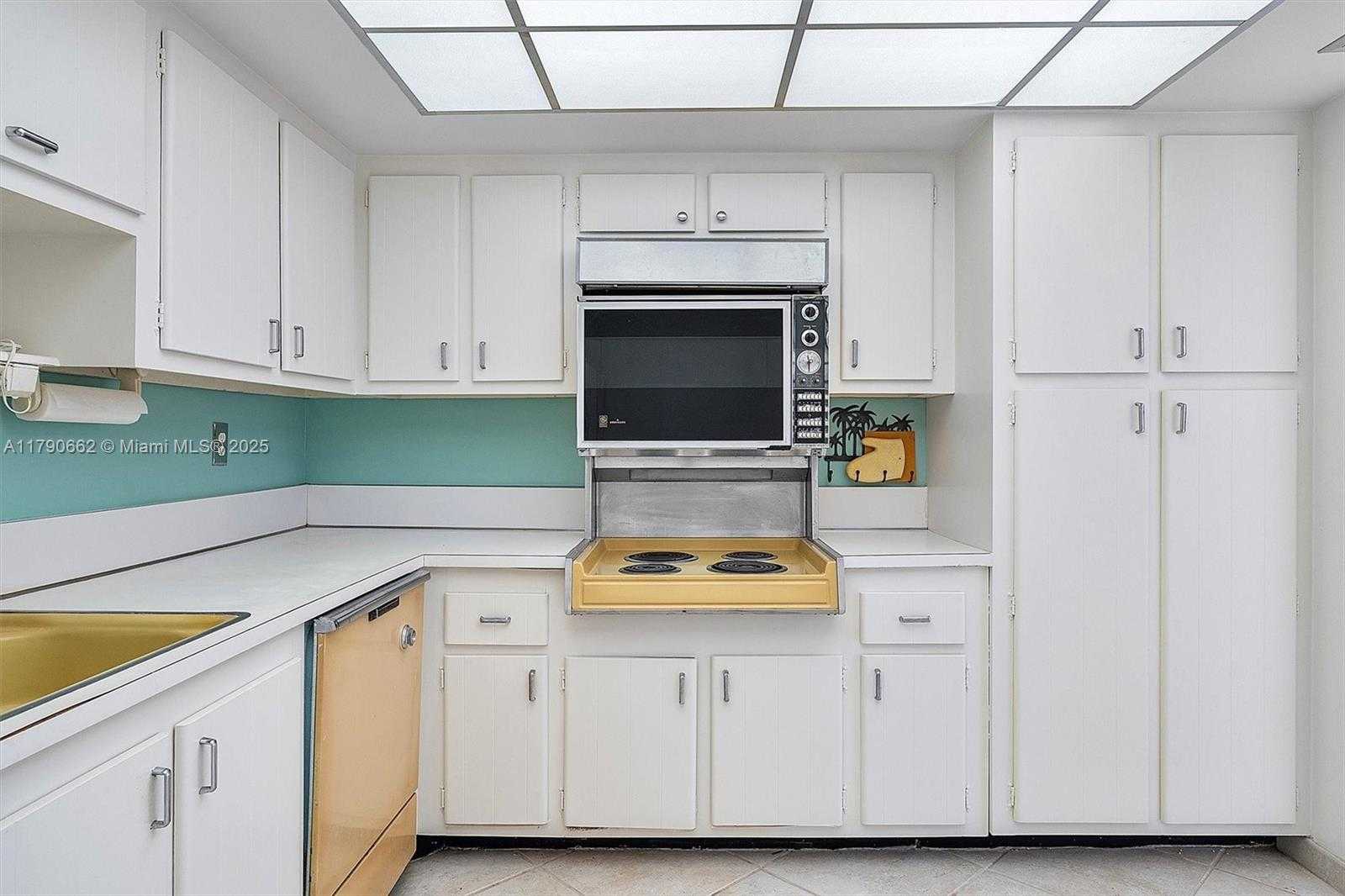 Small Image of 11930 NORTH BAYSHORE DR #1007, North Miami Number 14