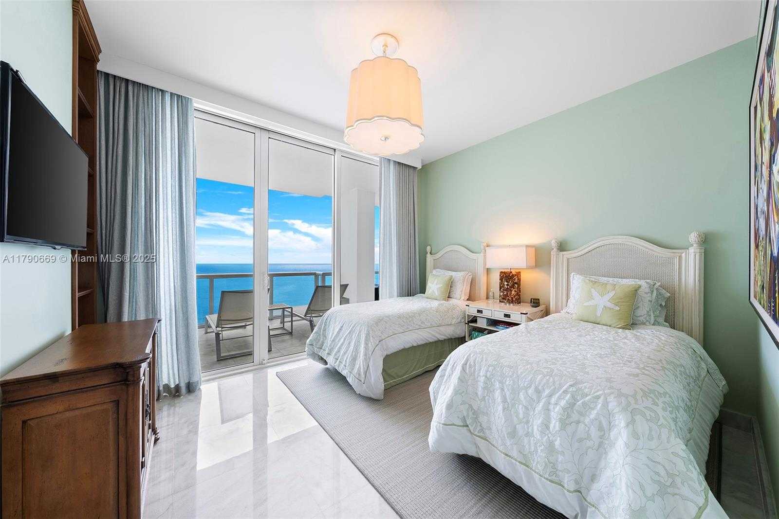 Small Image of 50 SOUTH POINTE DR #2801, Miami Beach Number 15