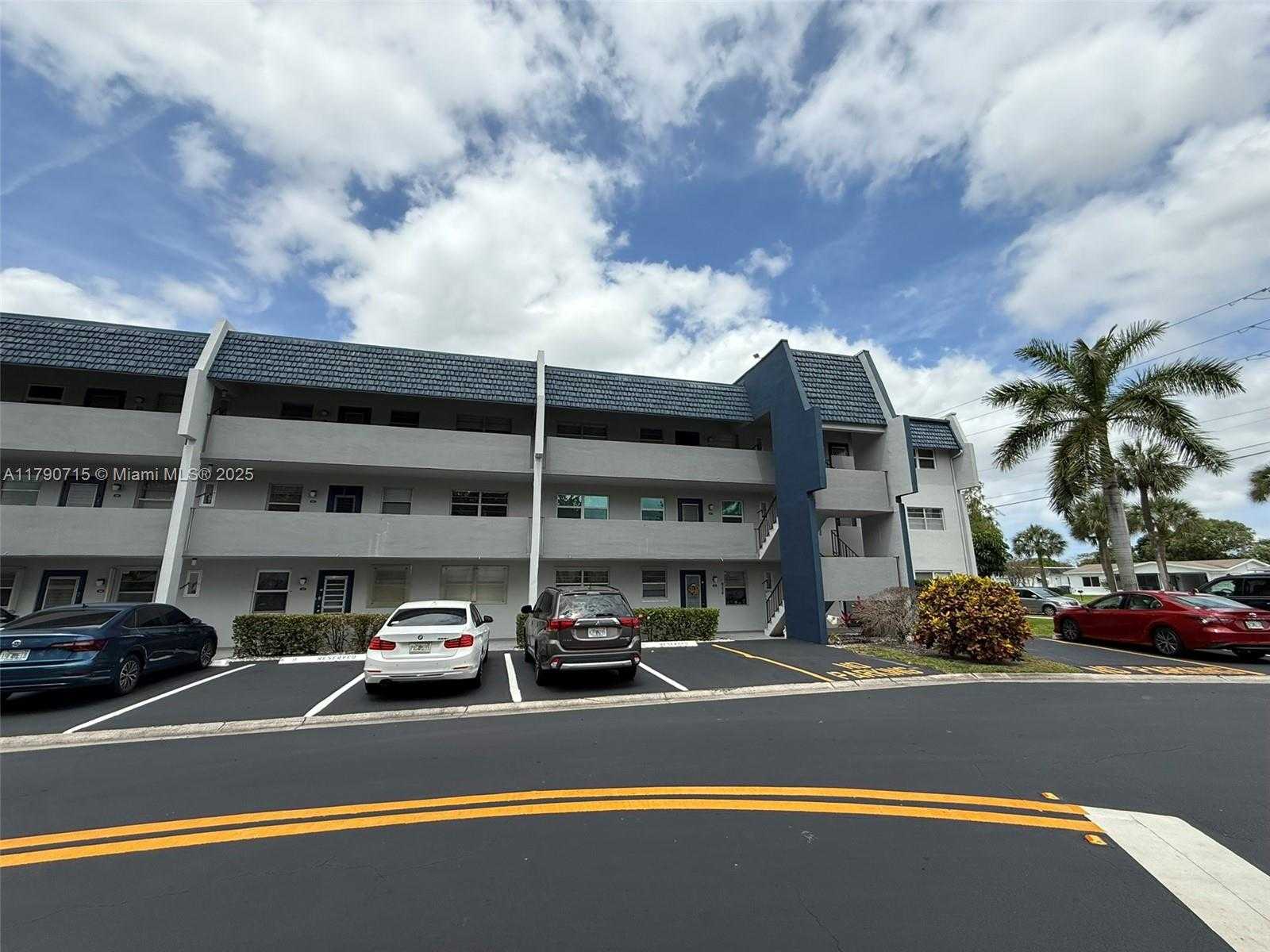 Small Image of 7797 GOLF CIR DR #102, Margate Number 15