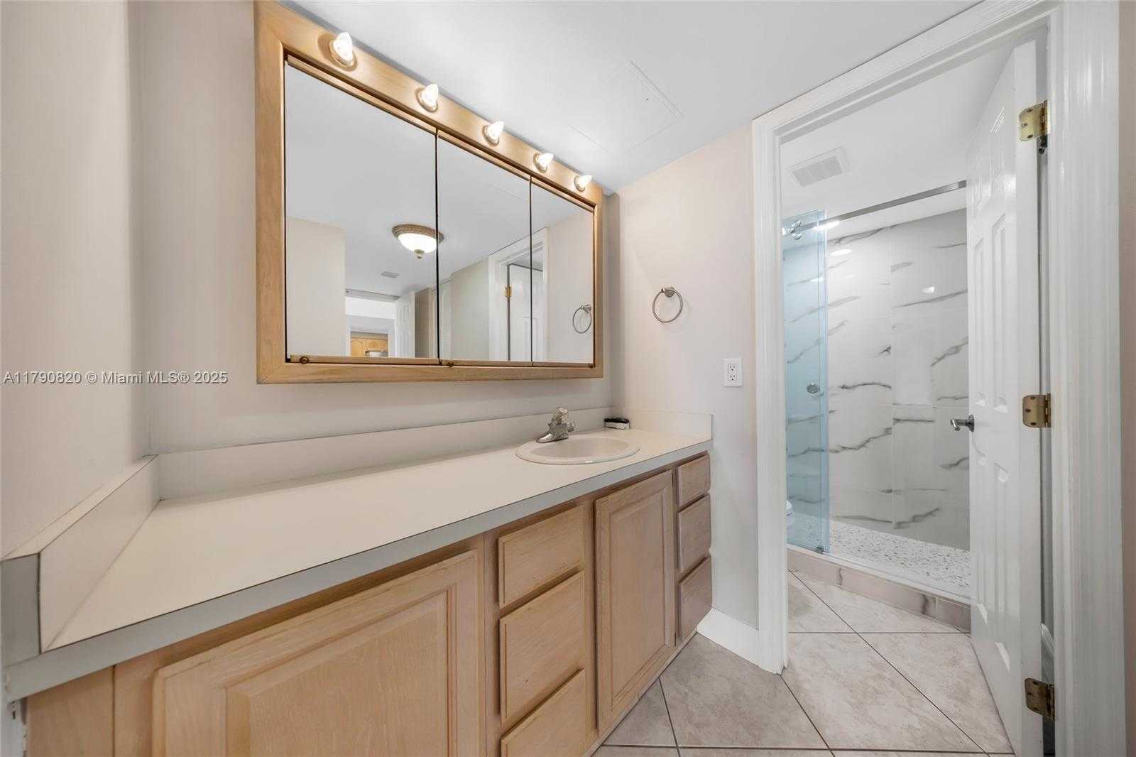 Small Image of 20400 E Country Club Dr, Aventura, FL 33180, USA Number 19