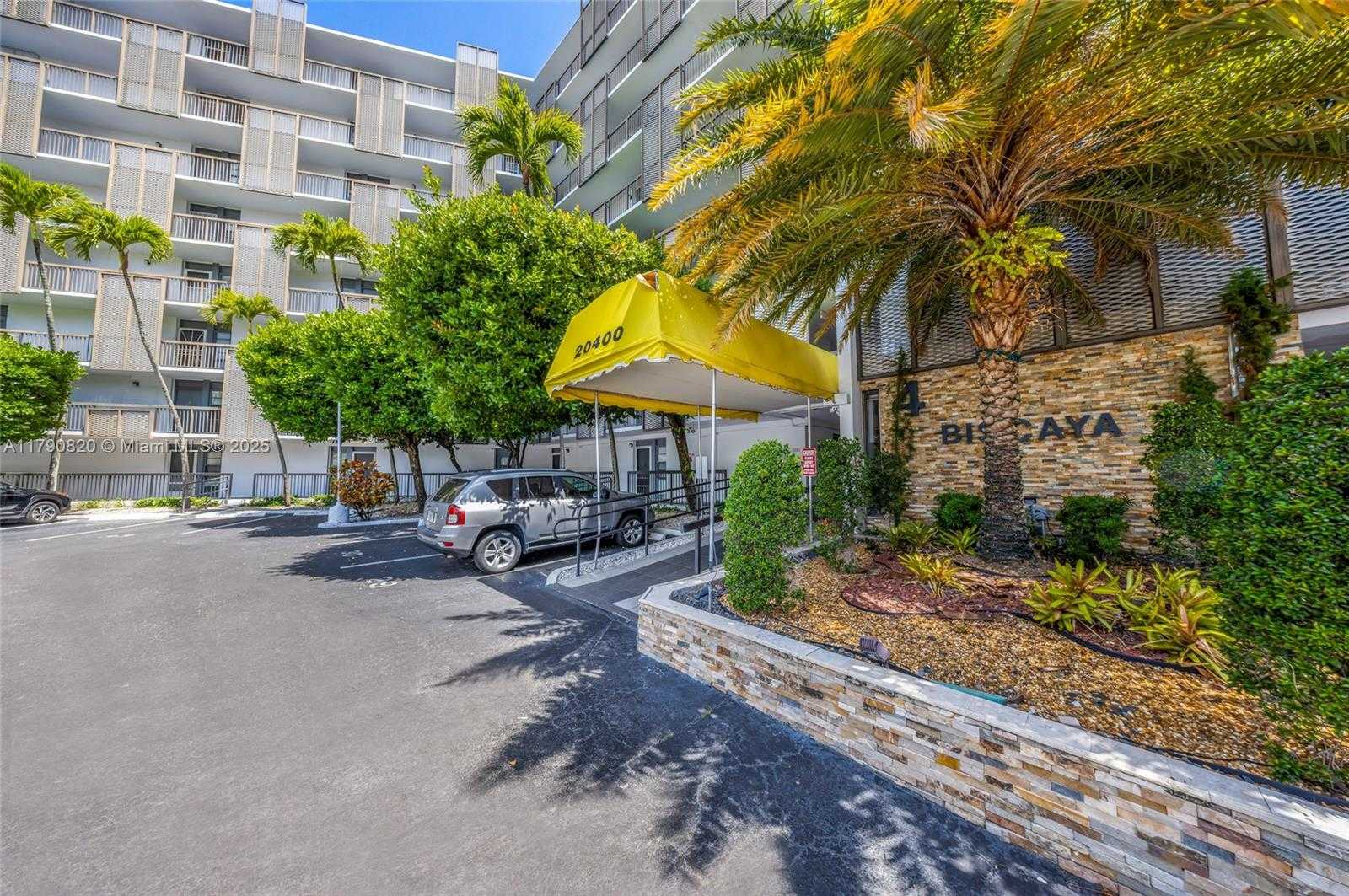 Small Image of 20400 E Country Club Dr, Aventura, FL 33180, USA Number 2