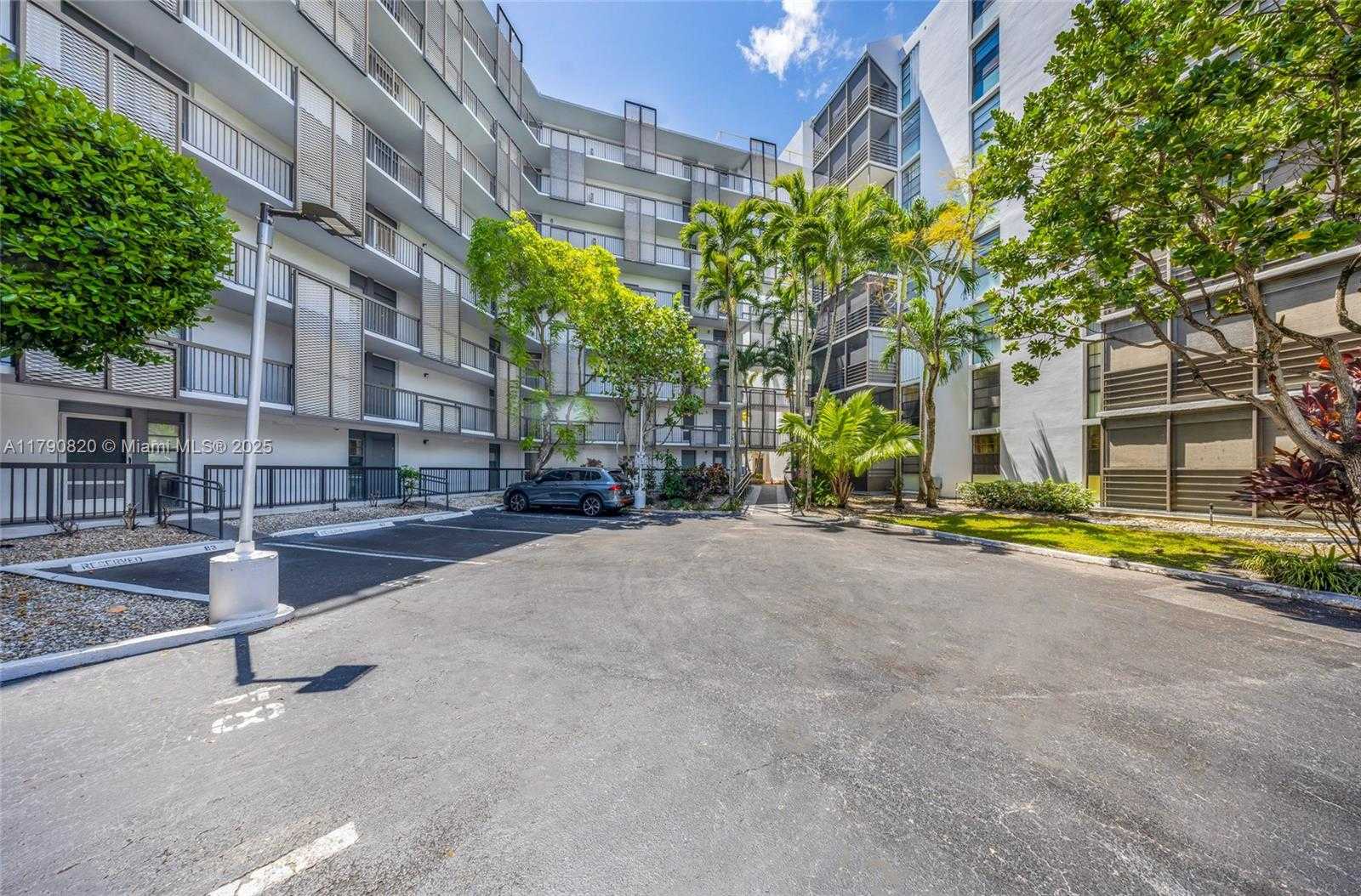 Small Image of 20400 E Country Club Dr, Aventura, FL 33180, USA Number 4