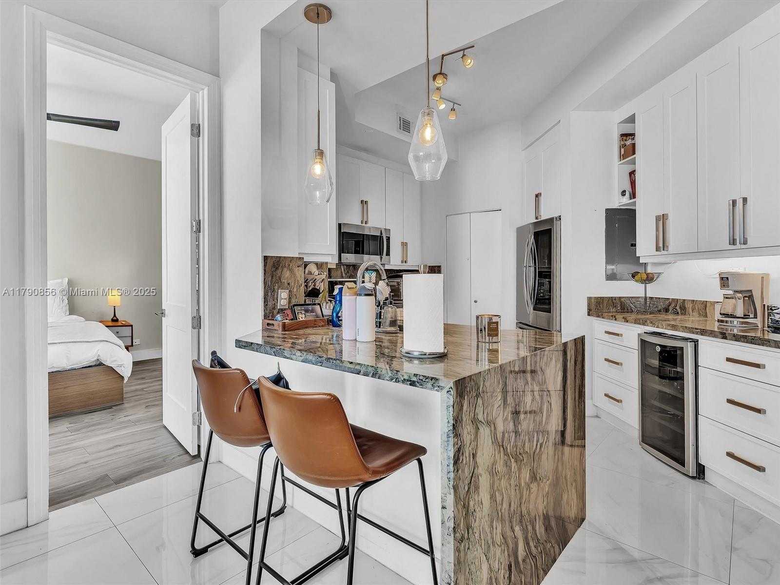 Small Image of 888 BRICKELL KEY DR #2709, Miami Number 4