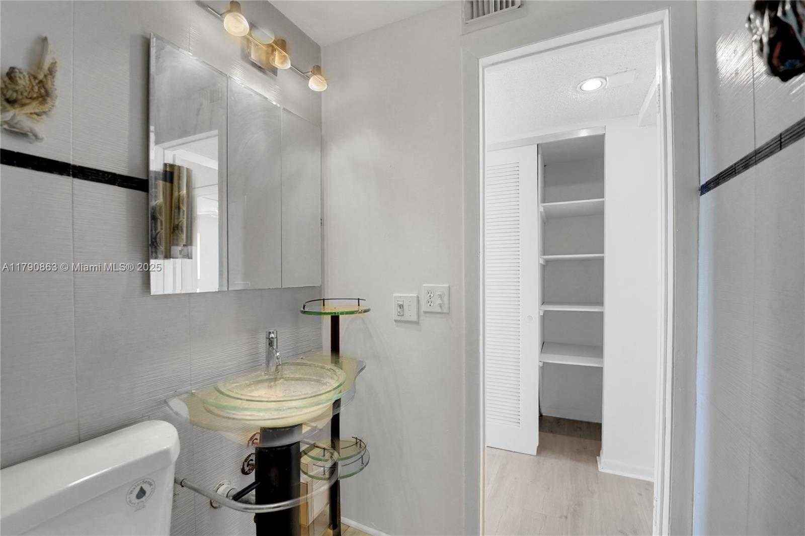 Small Image of 2145 PIERCE ST #418, Hollywood Number 20