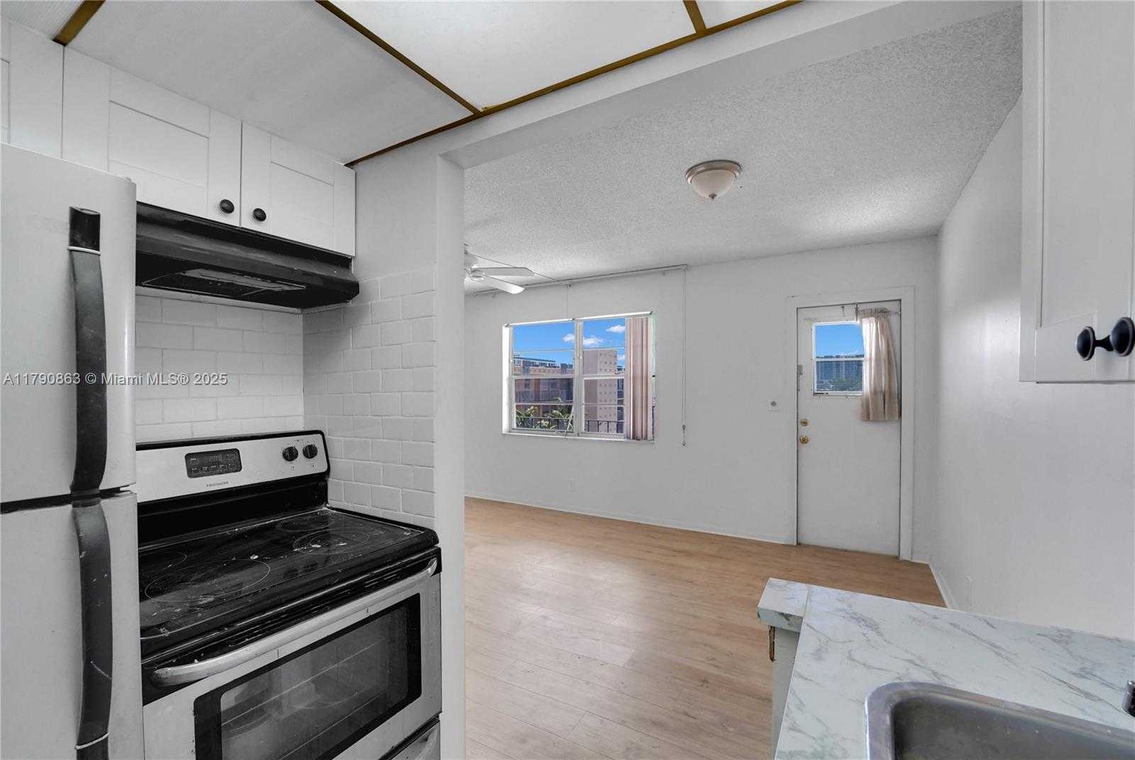 Small Image of 2145 PIERCE ST #418, Hollywood Number 3