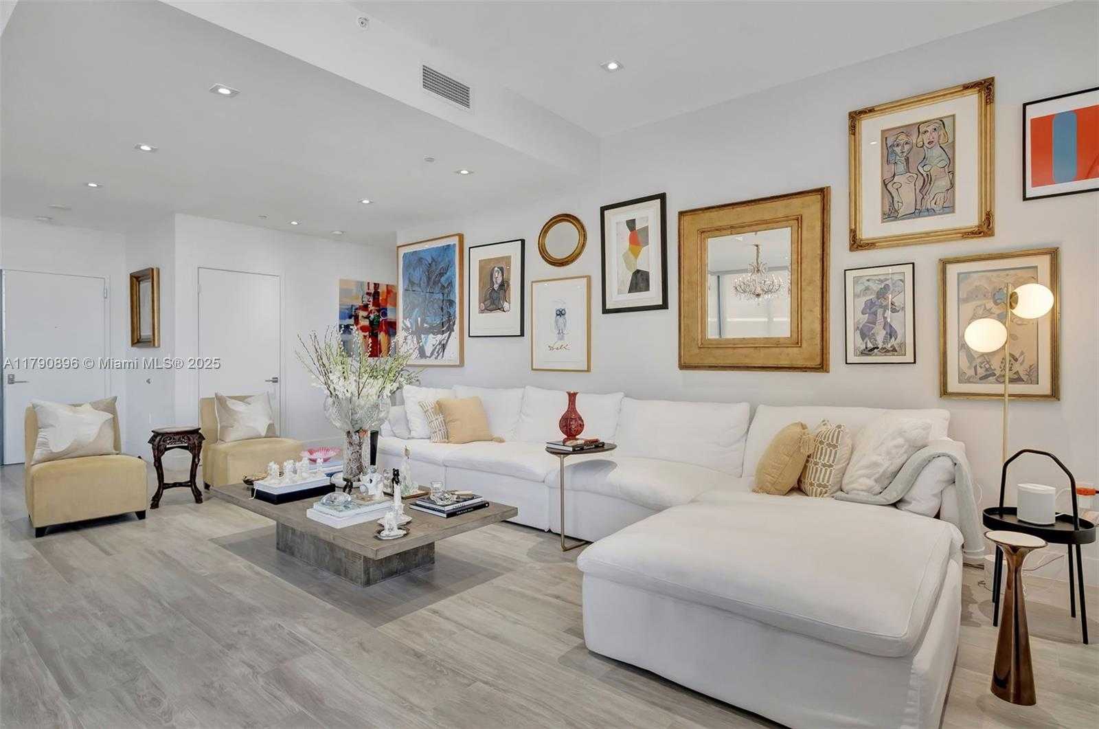 Small Image of 55 SE 9th St, Miami, FL 33131, USA Number 10