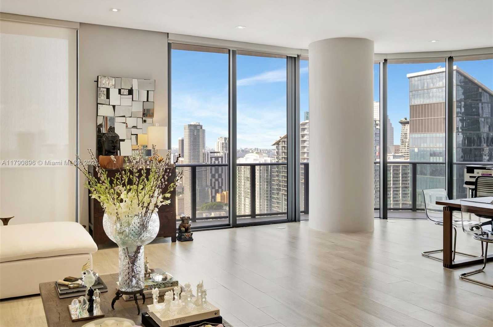 Small Image of 55 SE 9th St, Miami, FL 33131, USA Number 11