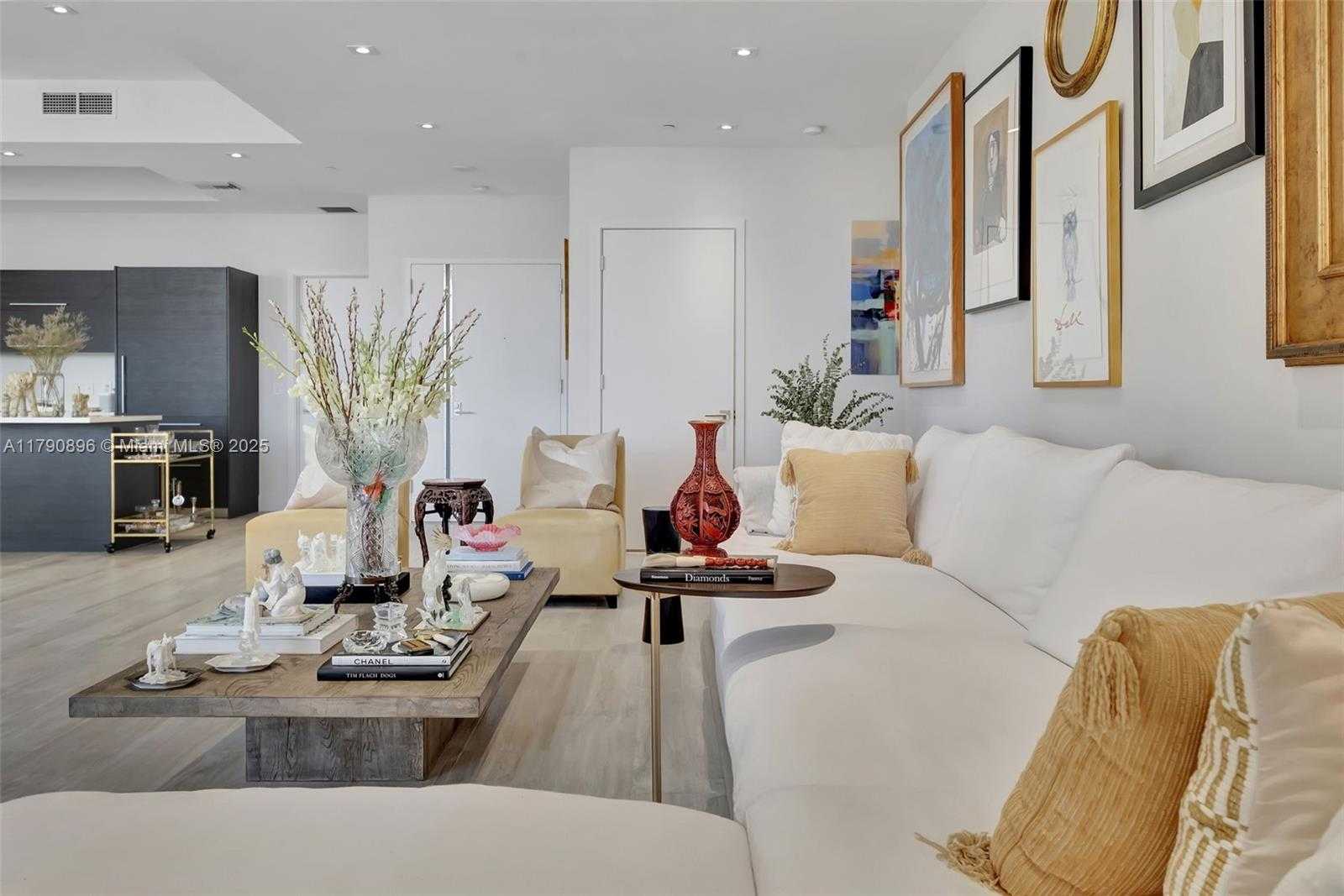 Small Image of 55 SE 9th St, Miami, FL 33131, USA Number 12