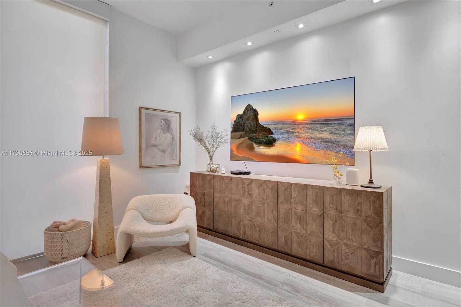 Small Image of 55 SE 9th St, Miami, FL 33131, USA Number 19