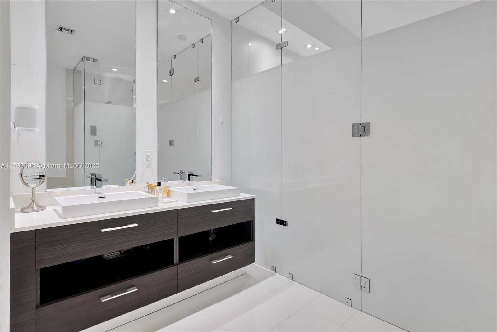 Small Image of 55 SE 9th St, Miami, FL 33131, USA Number 20