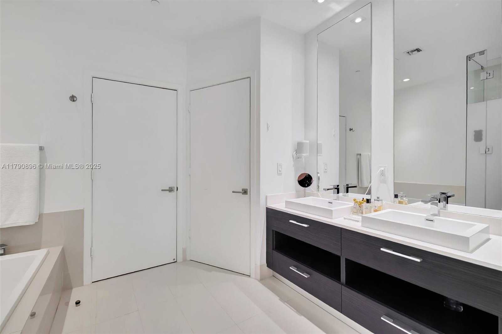 Small Image of 55 SE 9th St, Miami, FL 33131, USA Number 21