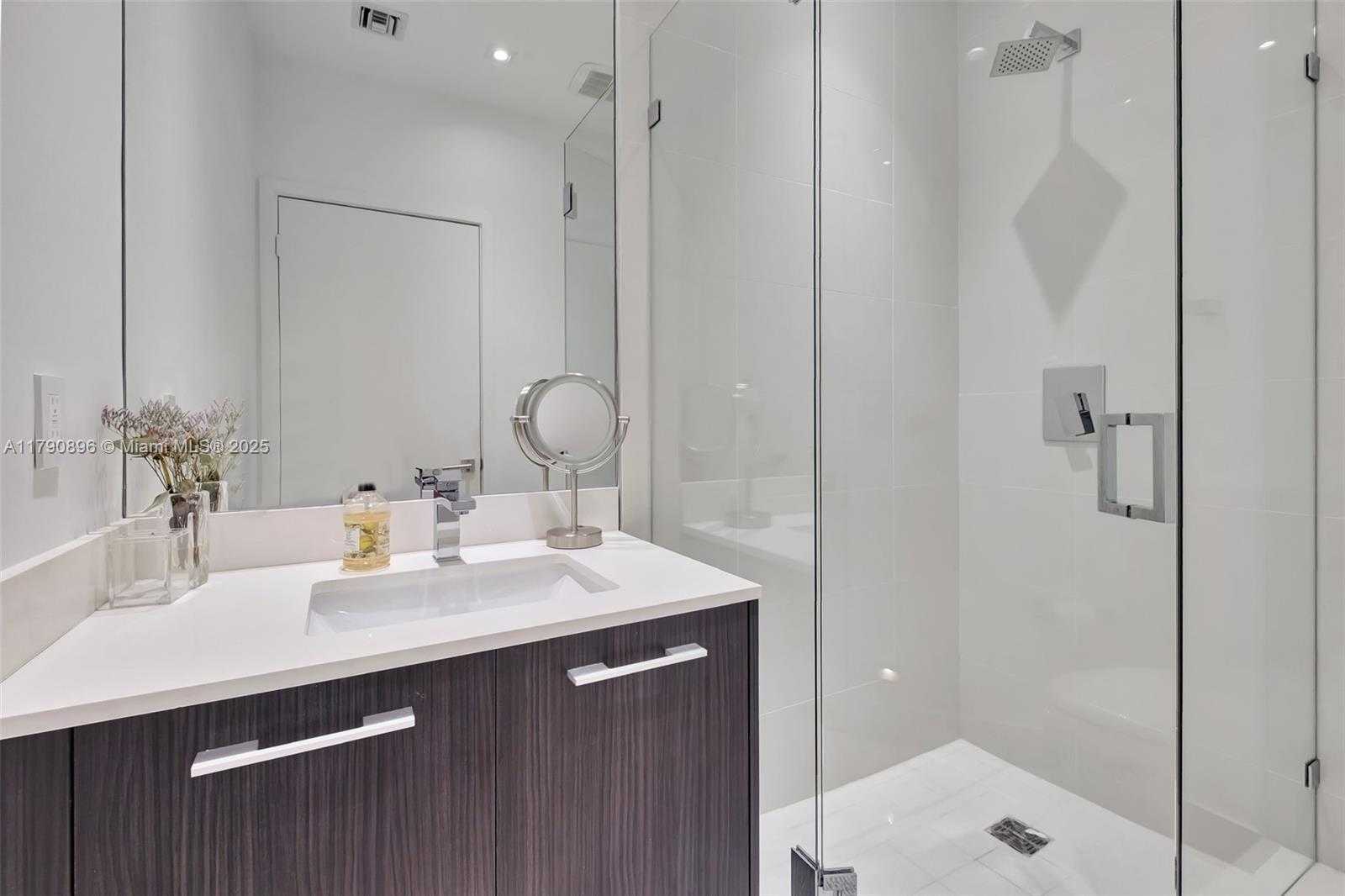 Small Image of 55 SE 9th St, Miami, FL 33131, USA Number 28