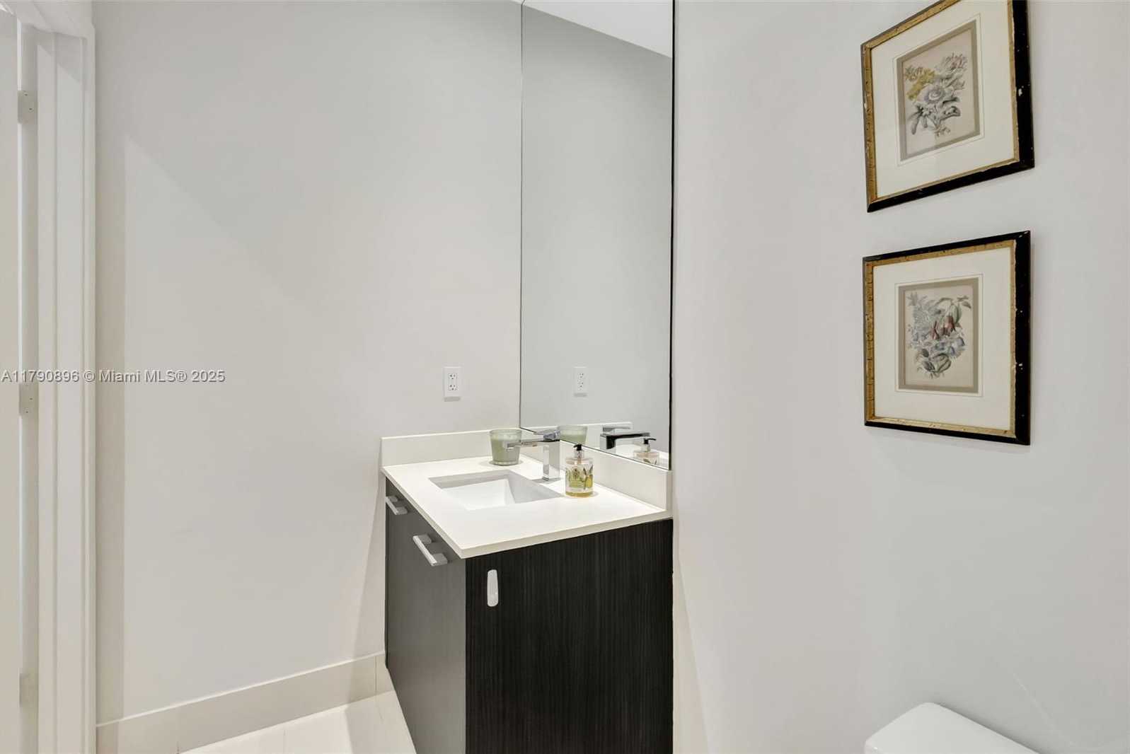 Small Image of 55 SE 9th St, Miami, FL 33131, USA Number 29