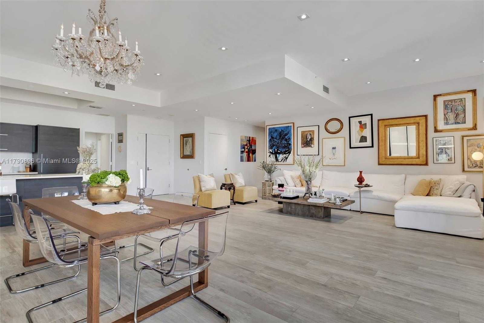 Small Image of 55 SE 9th St, Miami, FL 33131, USA Number 3