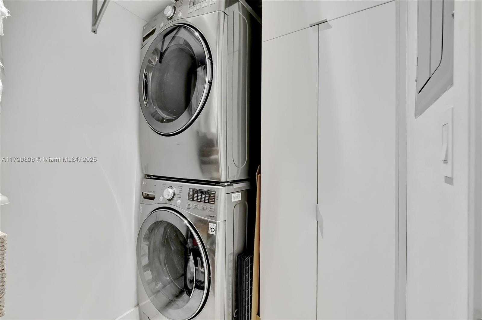 Small Image of 55 SE 9th St, Miami, FL 33131, USA Number 30