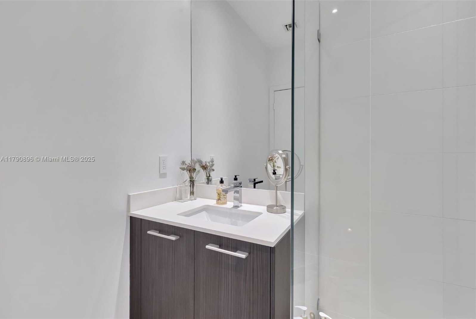 Small Image of 55 SE 9th St, Miami, FL 33131, USA Number 31