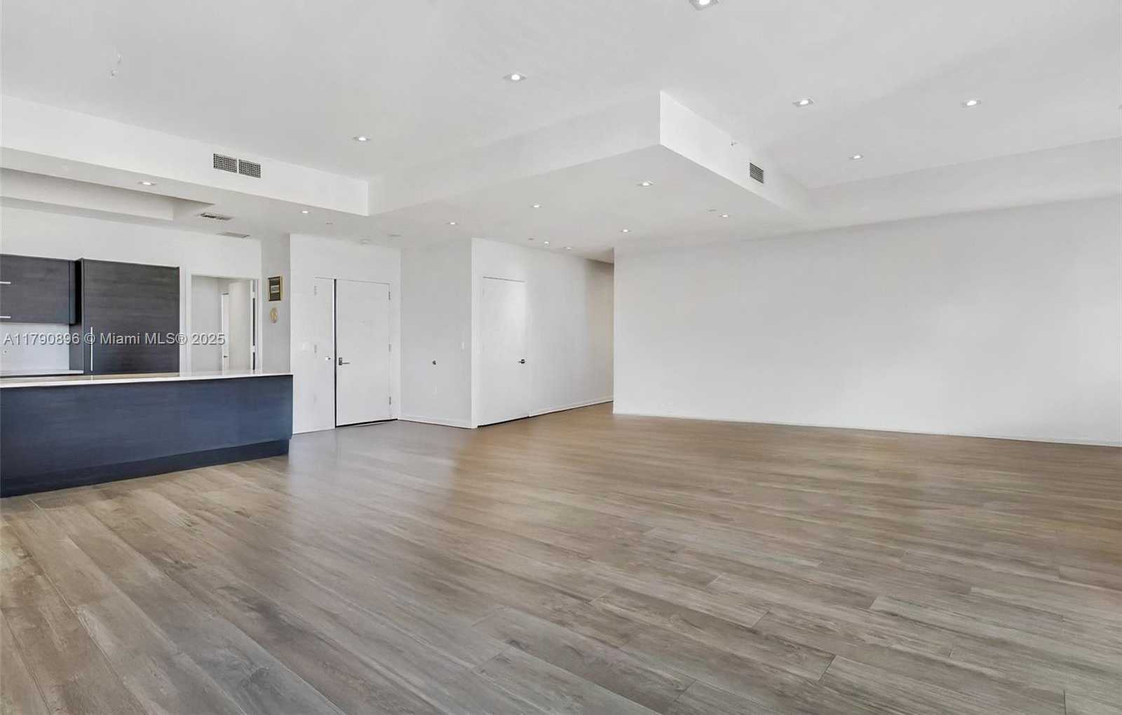 Small Image of 55 SE 9th St, Miami, FL 33131, USA Number 4