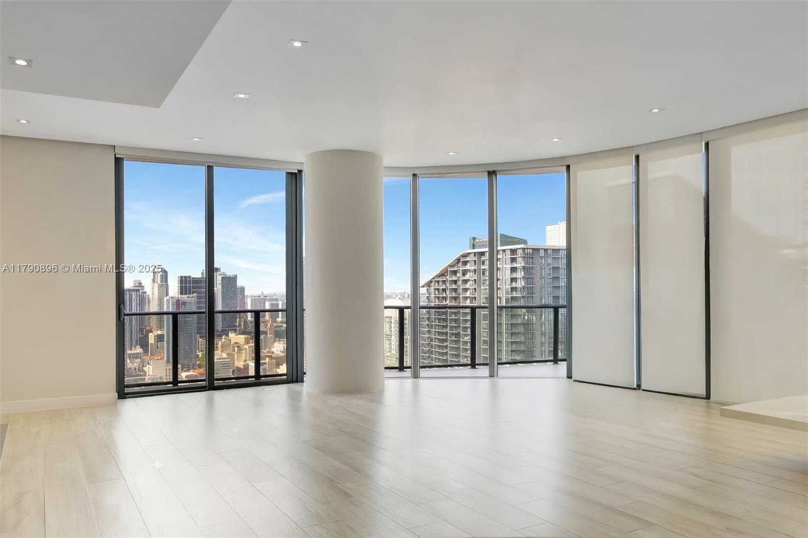 Small Image of 55 SE 9th St, Miami, FL 33131, USA Number 7