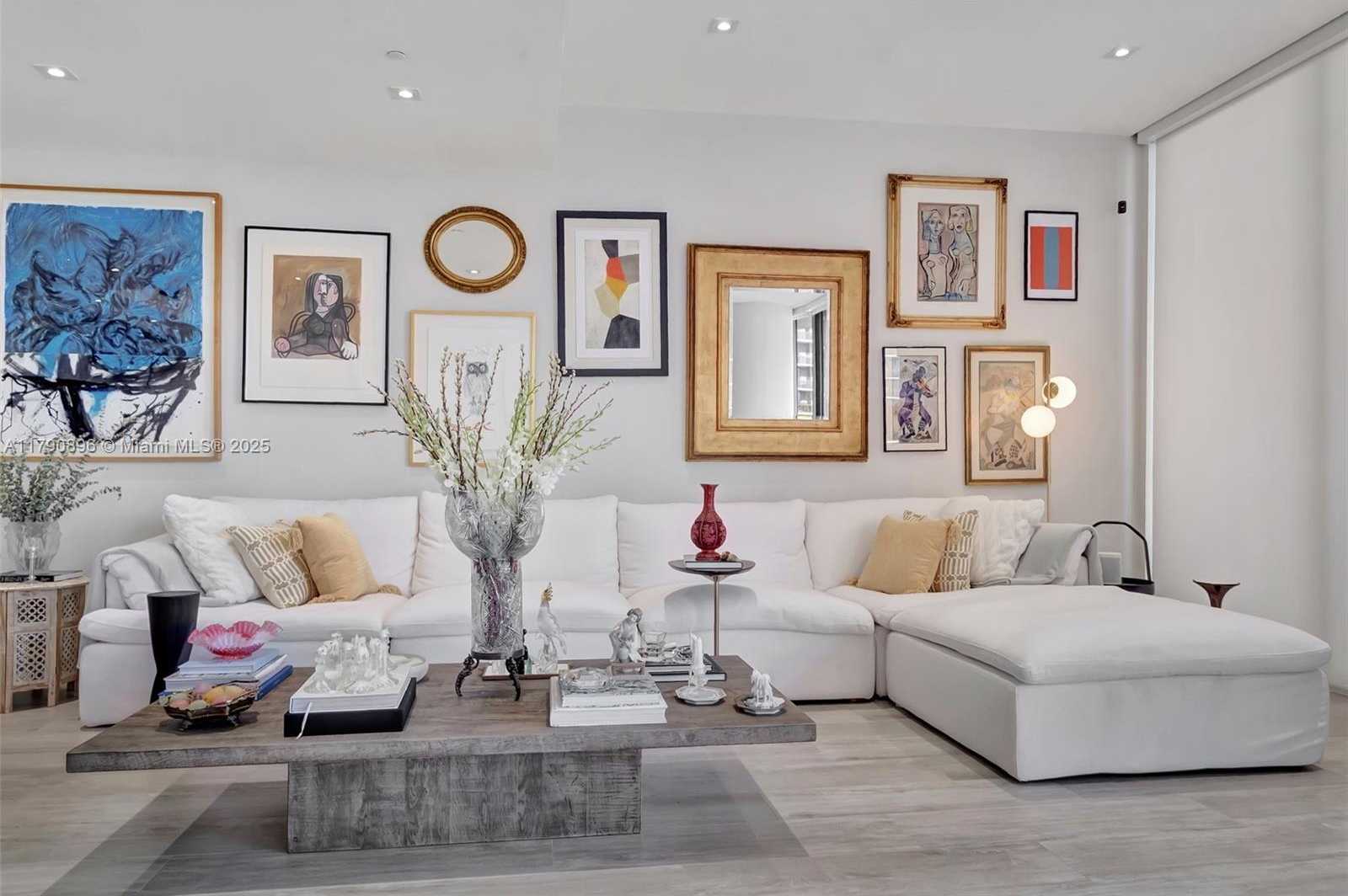 Small Image of 55 SE 9th St, Miami, FL 33131, USA Number 9