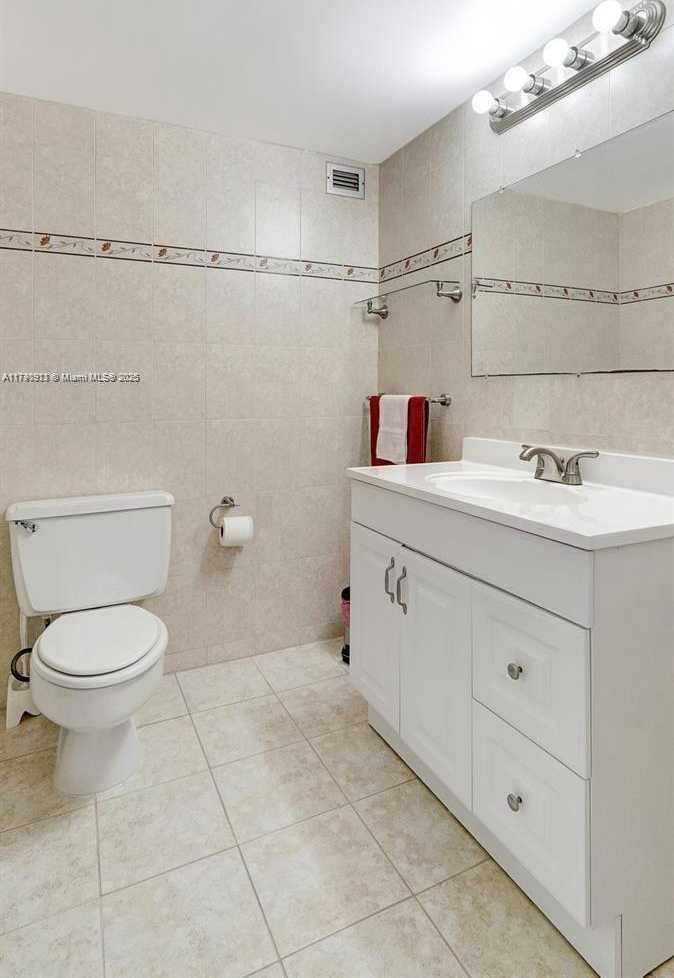 Small Image of 427 GOLDEN ISLES DR #5J, Hallandale Beach Number 11