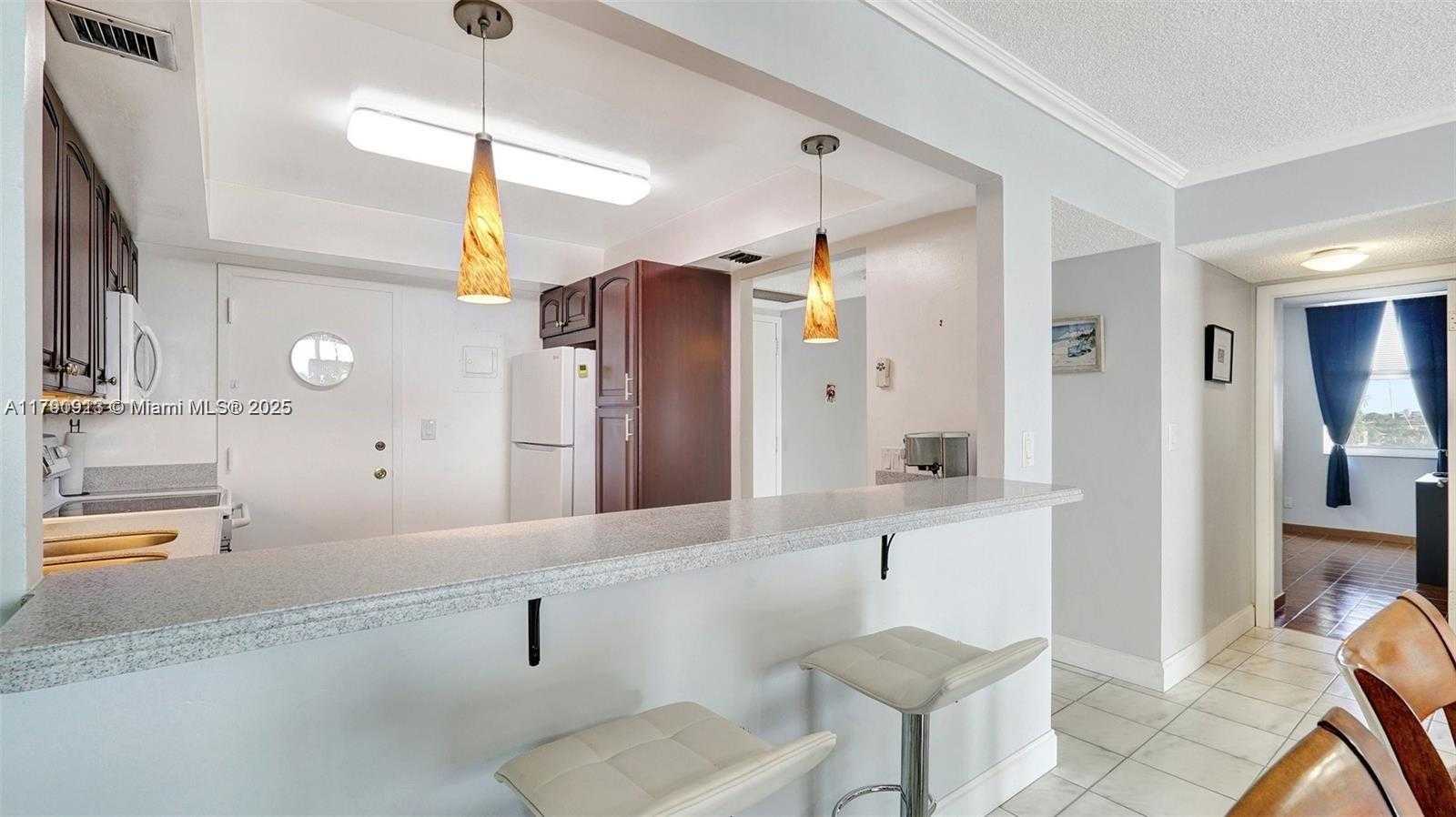 Small Image of 427 GOLDEN ISLES DR #5J, Hallandale Beach Number 16
