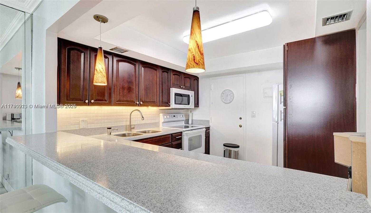 Small Image of 427 GOLDEN ISLES DR #5J, Hallandale Beach Number 17