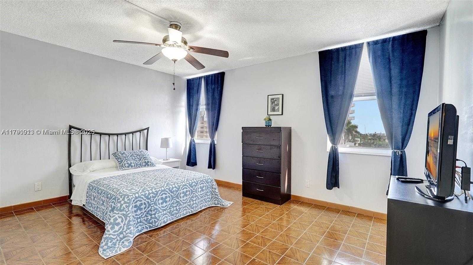 Small Image of 427 GOLDEN ISLES DR #5J, Hallandale Beach Number 20