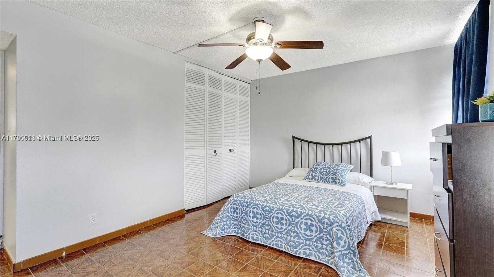 Small Image of 427 GOLDEN ISLES DR #5J, Hallandale Beach Number 21