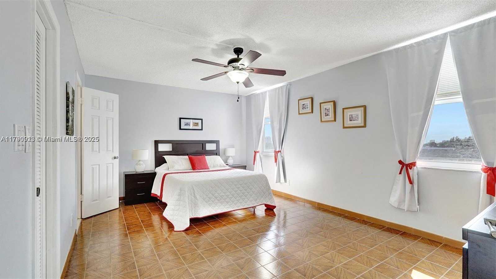 Small Image of 427 GOLDEN ISLES DR #5J, Hallandale Beach Number 22