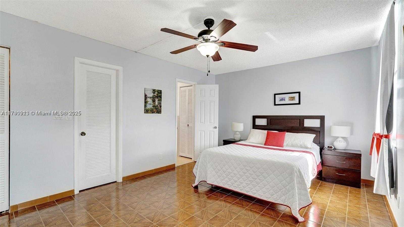 Small Image of 427 GOLDEN ISLES DR #5J, Hallandale Beach Number 23