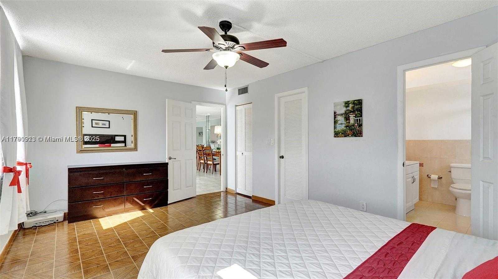 Small Image of 427 GOLDEN ISLES DR #5J, Hallandale Beach Number 24