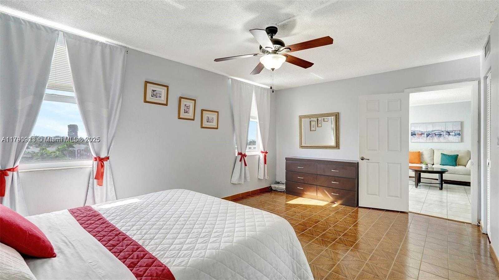 Small Image of 427 GOLDEN ISLES DR #5J, Hallandale Beach Number 25