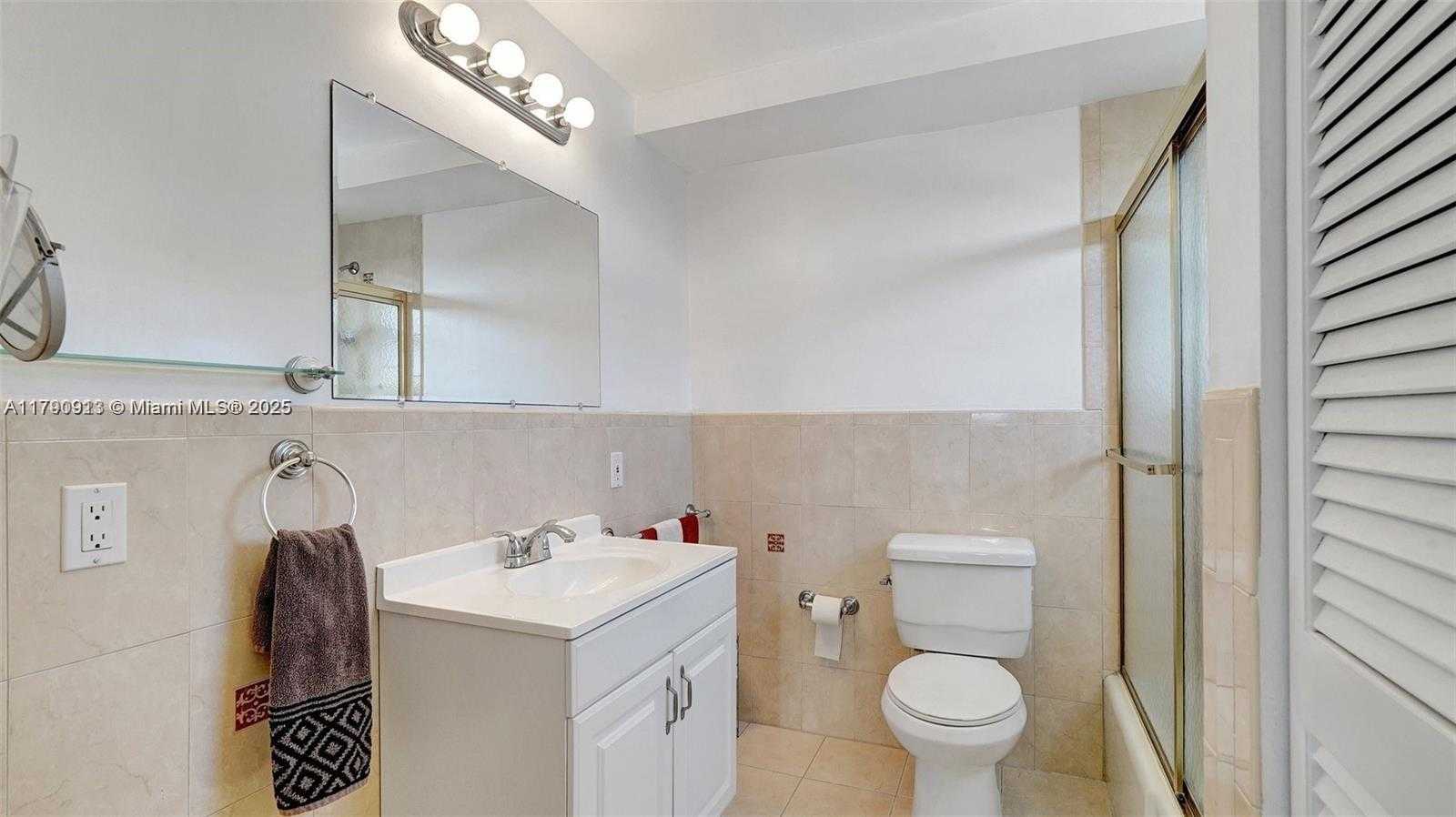 Small Image of 427 GOLDEN ISLES DR #5J, Hallandale Beach Number 26