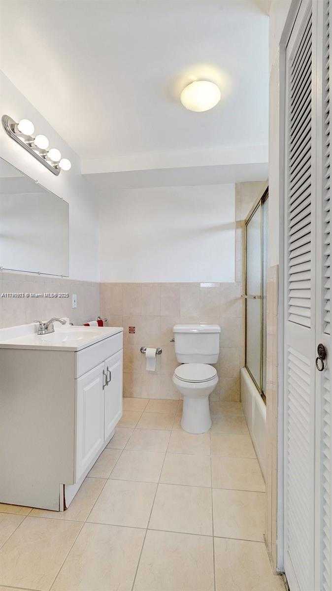 Small Image of 427 GOLDEN ISLES DR #5J, Hallandale Beach Number 27
