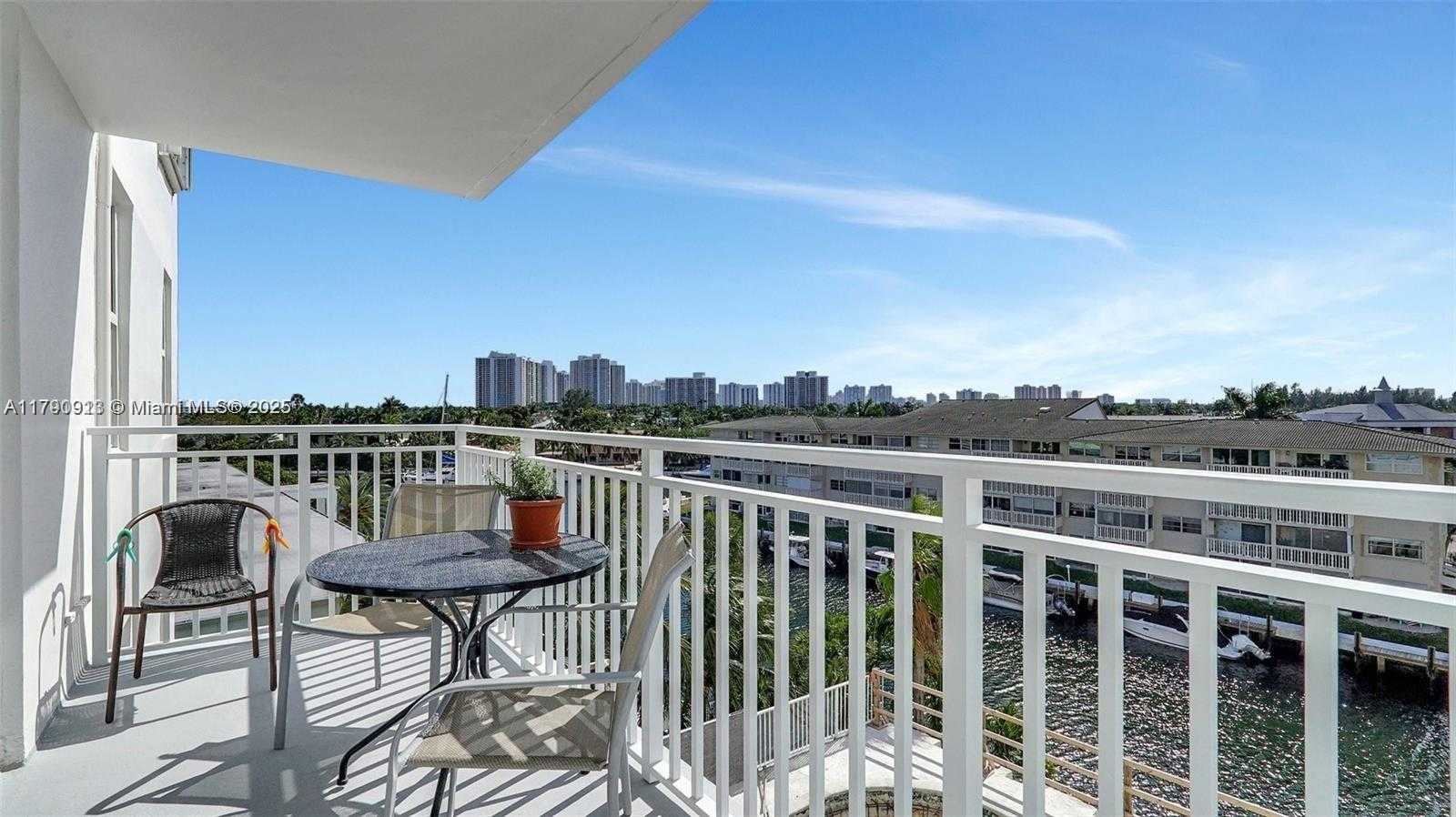 Small Image of 427 GOLDEN ISLES DR #5J, Hallandale Beach Number 28