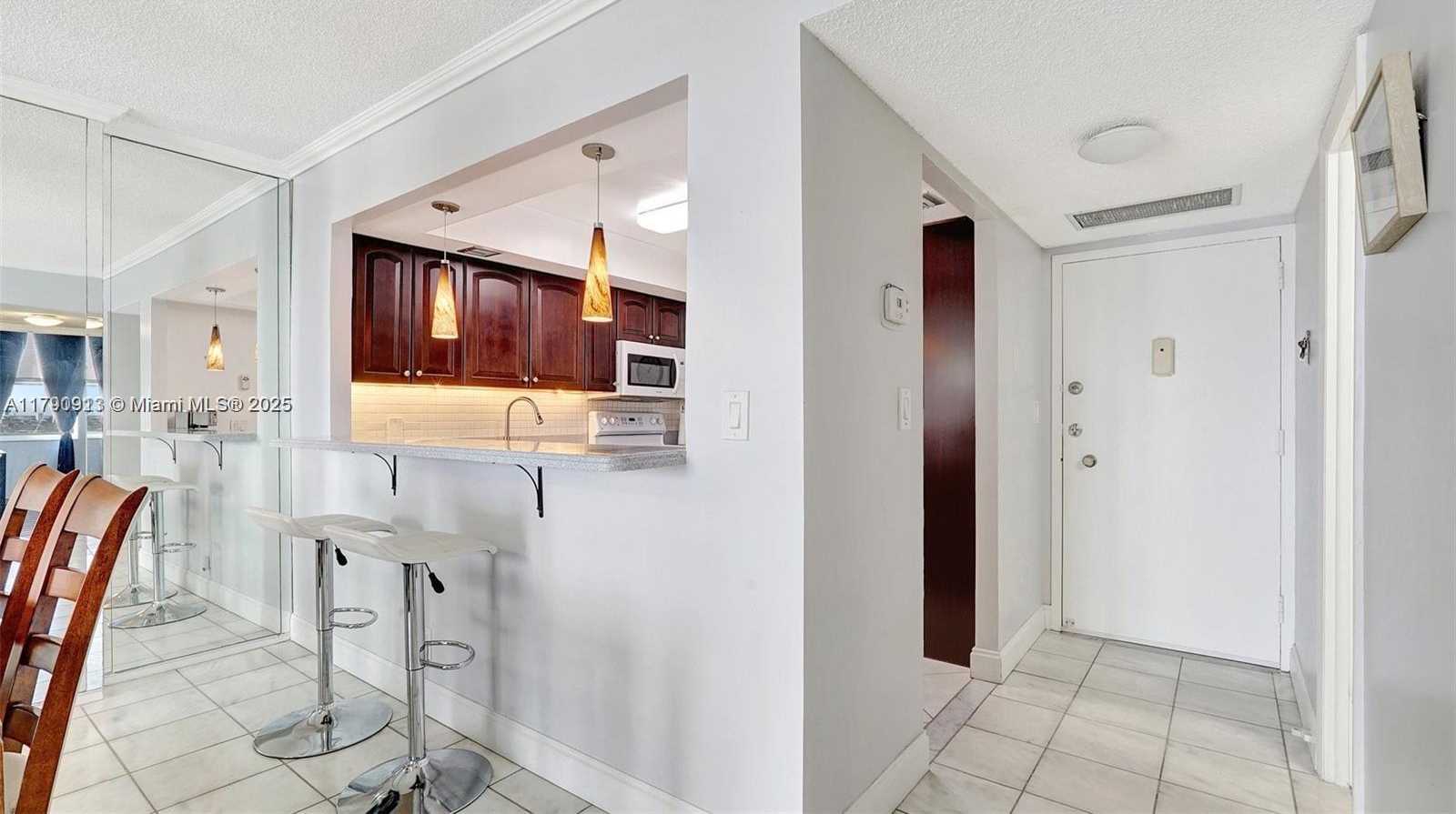 Small Image of 427 GOLDEN ISLES DR #5J, Hallandale Beach Number 3