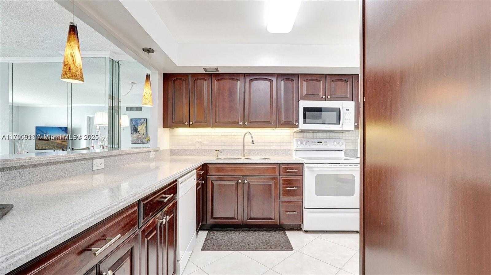 Small Image of 427 GOLDEN ISLES DR #5J, Hallandale Beach Number 4