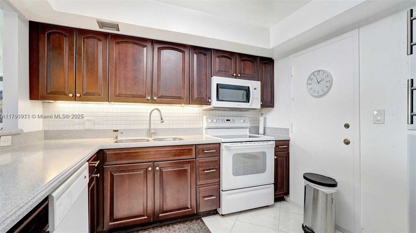 Small Image of 427 GOLDEN ISLES DR #5J, Hallandale Beach Number 8
