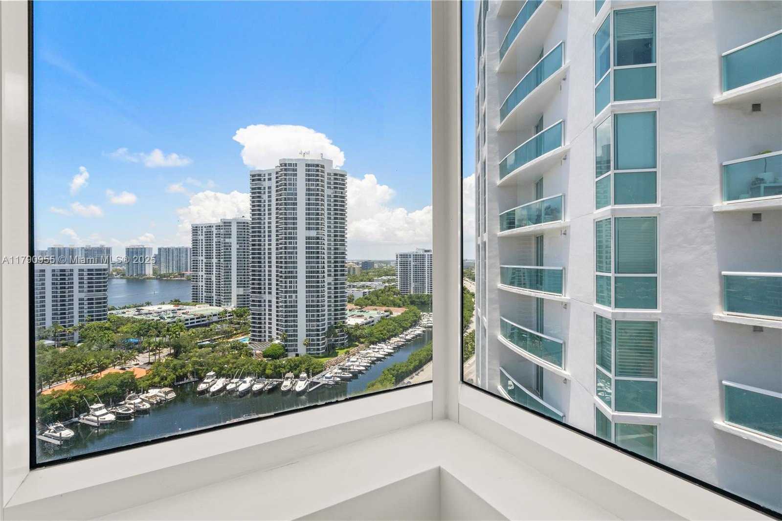 Small Image of Aventura Number 25