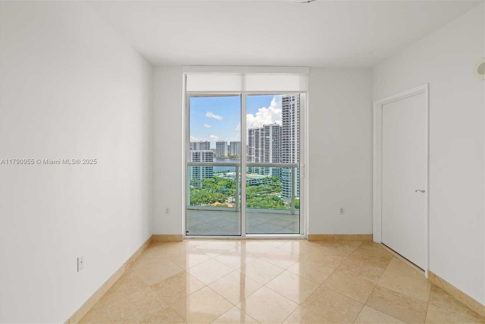 Small Image of Aventura Number 28
