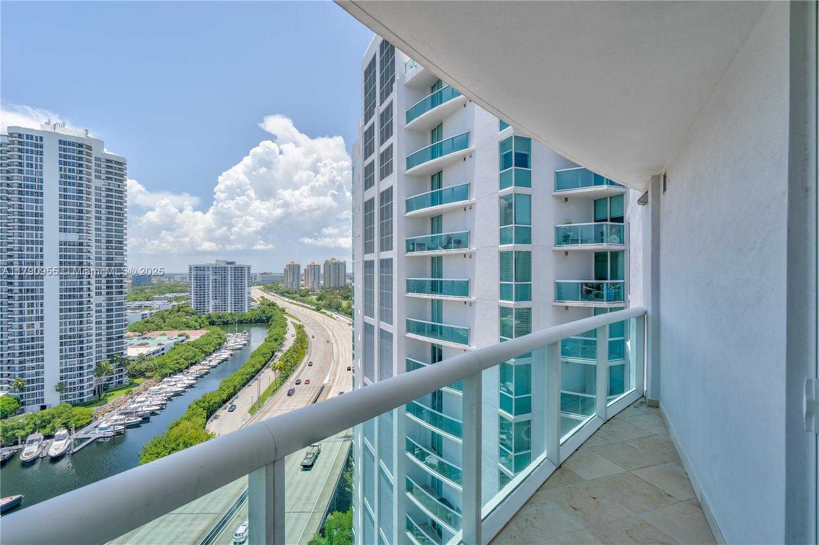 Small Image of Aventura Number 32