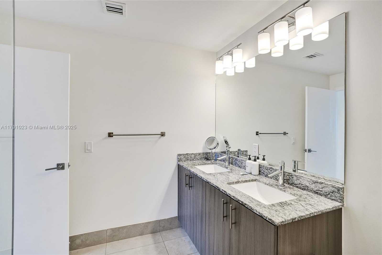 Small Image of 5350 #1804, Doral Number 19