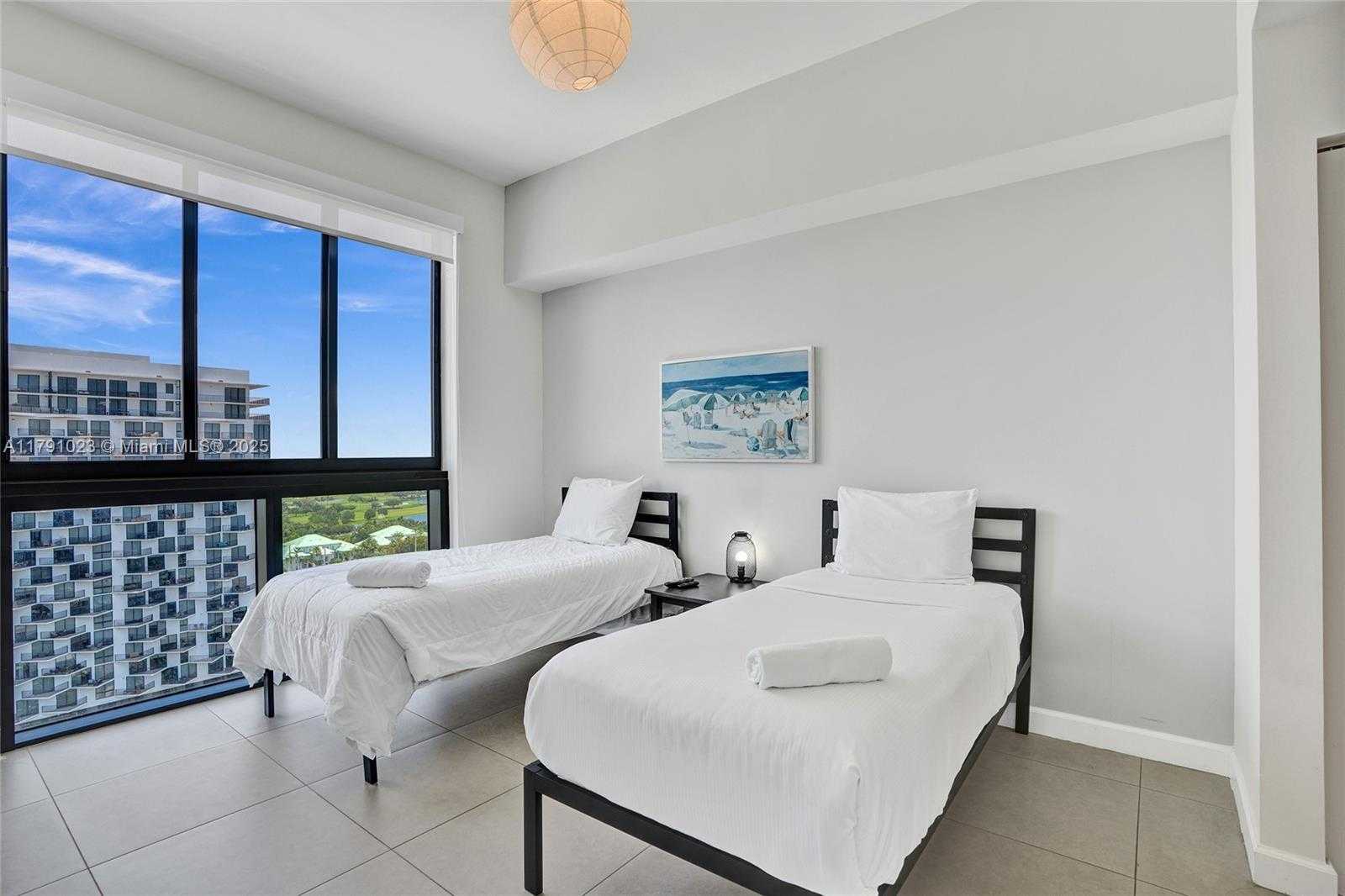 Small Image of 5350 #1804, Doral Number 22
