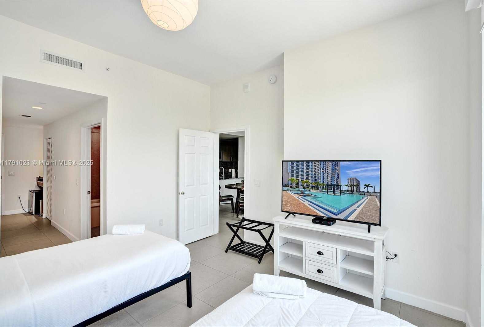 Small Image of 5350 #1804, Doral Number 26