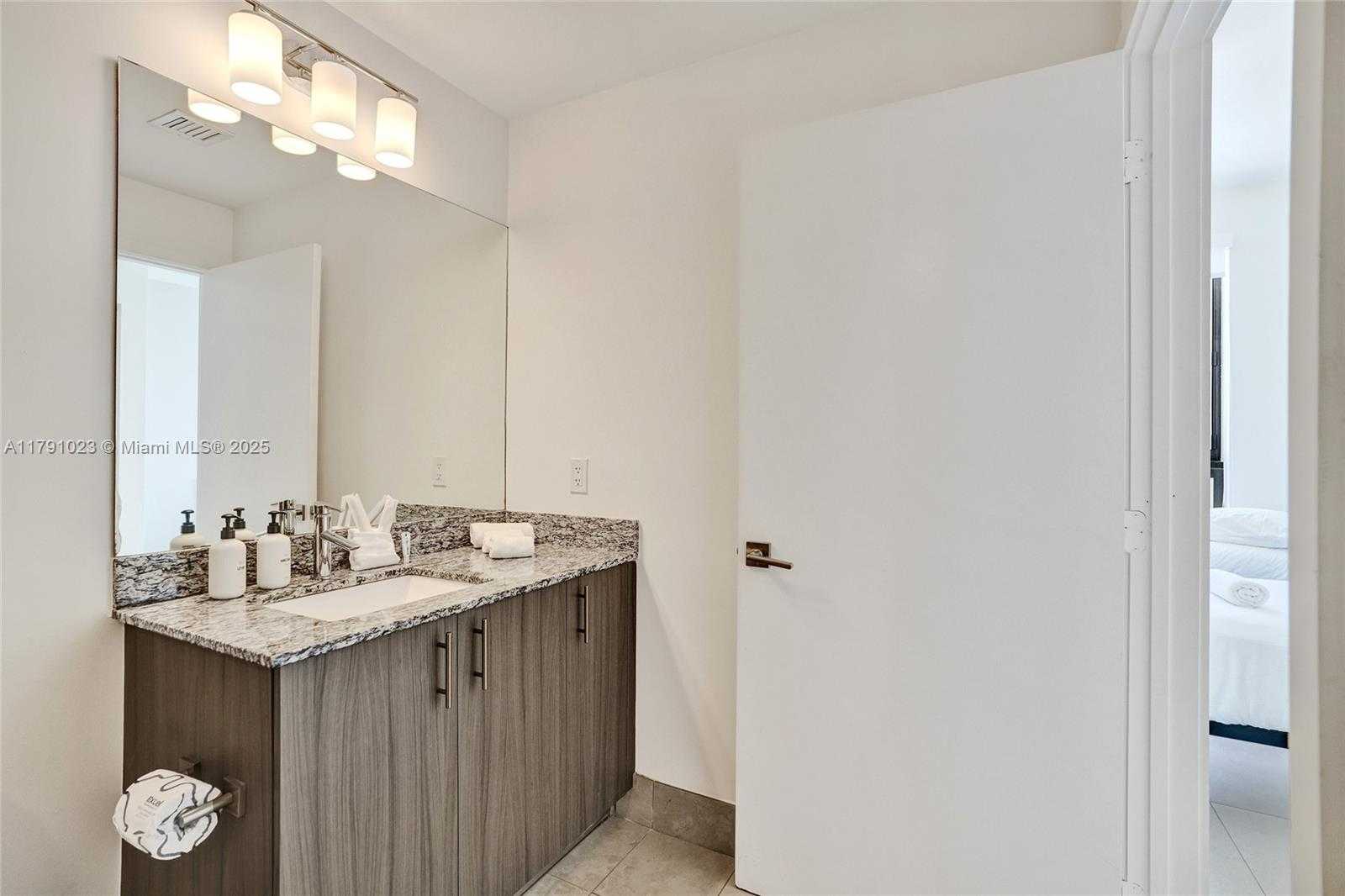 Small Image of 5350 #1804, Doral Number 28