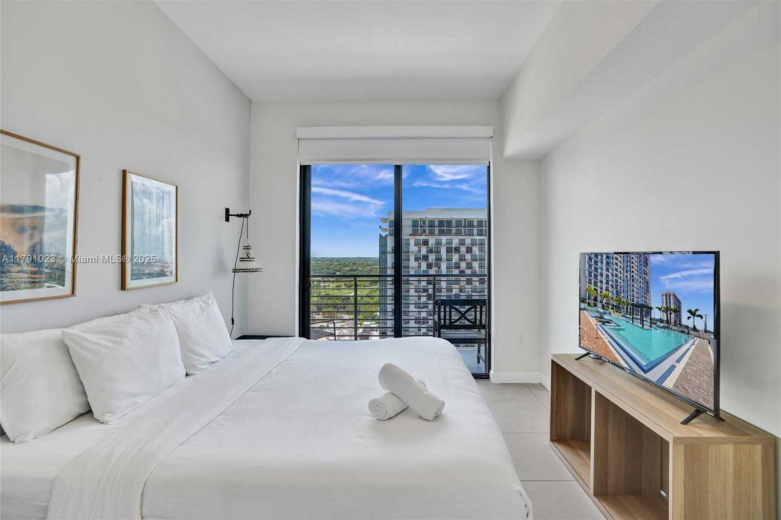 Small Image of 5350 #1804, Doral Number 4