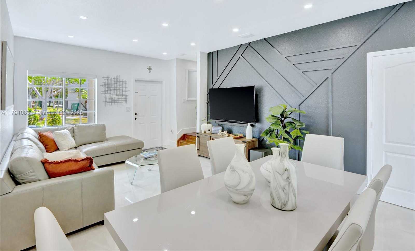 Small Image of 16922 SOUTH WEST 138TH CT, Miami Number 2